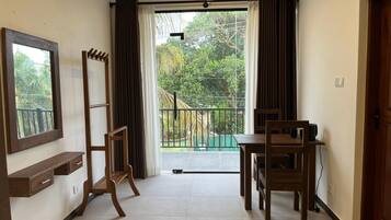 Chambre Deluxe double, balcon, vue sur le jardin | Intérieur