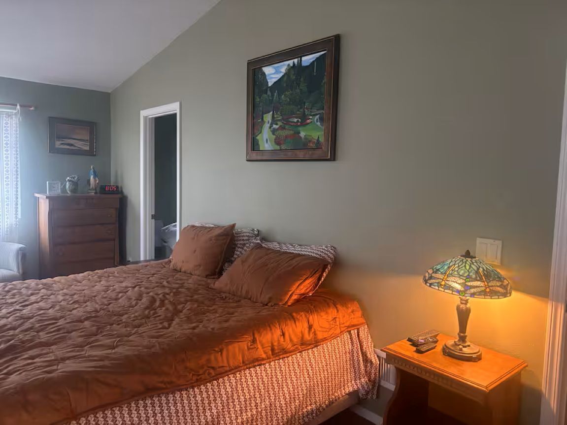3 habitaciones, tabla de planchar con plancha, wifi y ropa de cama 