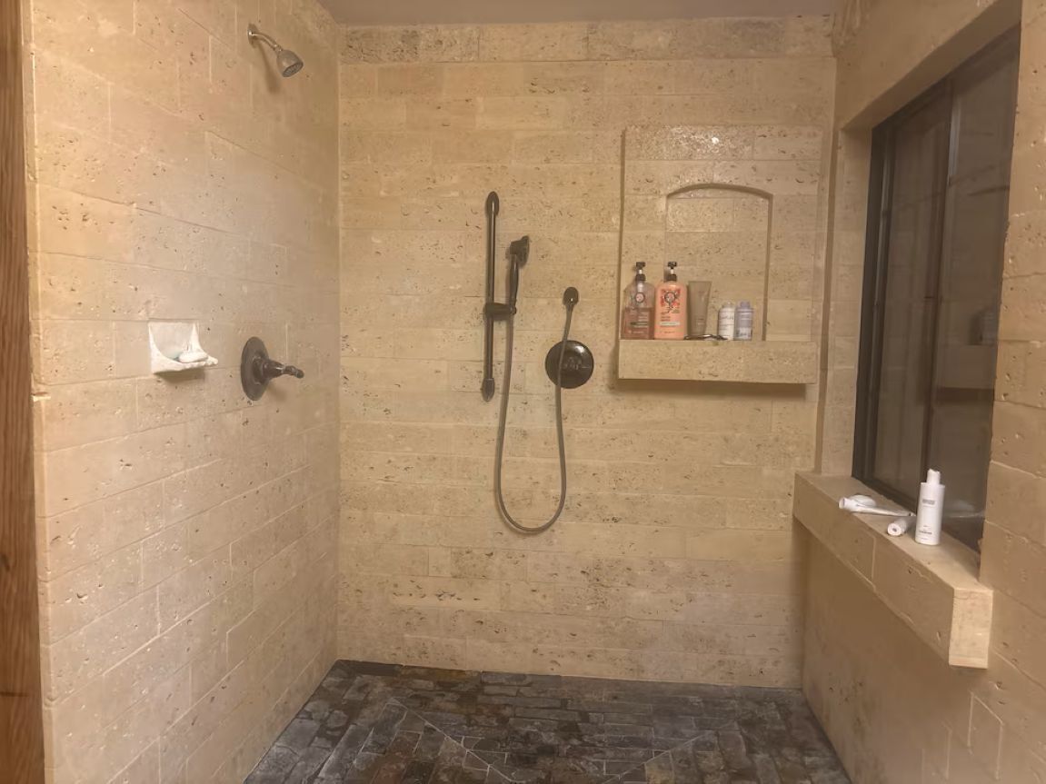 Secadora de cabello, toallas, jabón, papel de baño 