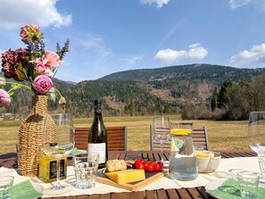 Outdoor dining - Lovely holiday home on park near ski resort (Rattendorf)
