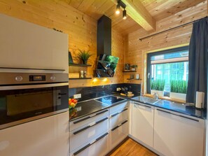 Wasserkocher mit Kaffee-/Teezubehör, Kühlschrank, Mikrowelle, Herdplatte