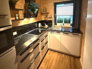 Fridge, microwave, stovetop, dishwasher - Lovely holiday home on park near ski resort (Rattendorf)