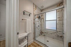 Shower, hair dryer, towels, shampoo - Carnegie Getaway • Close to Pittsburgh Attractions (Carnegie)