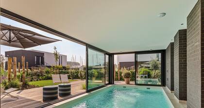 Luxus-Wasser-Villa mit Pool & Steg