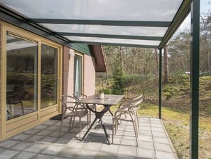 Outdoor dining - Detached lodge with three bedrooms for 4. (Heesch)