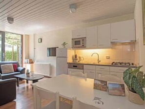Fridge, microwave, stovetop, dishwasher - Cozy family bungalow in the greenery. (Heesch)