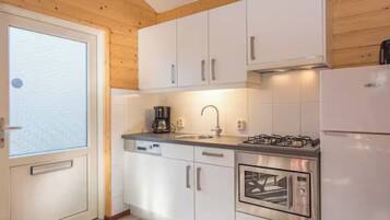 Réfrigérateur, micro-ondes, plaque de cuisson, lave-vaisselle
