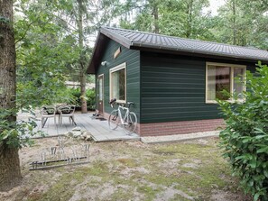 Exterior - Bungalow with a bath and a view of the pond. (Heesch)
