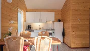 Kühlschrank, Mikrowelle, Herdplatte, Geschirrspüler