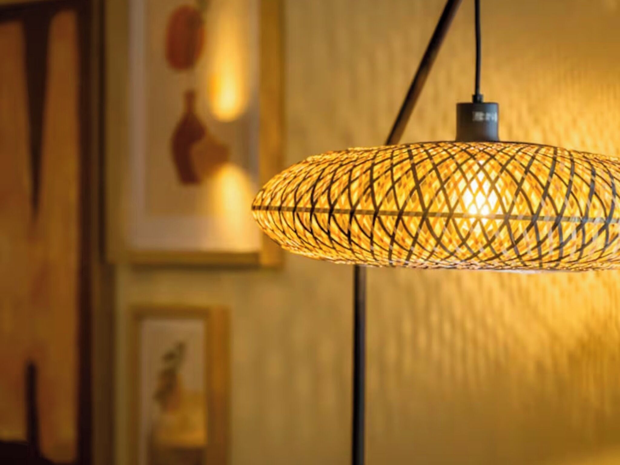 Een hanglamp met een geweven ontwerp.