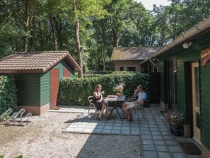 Outdoor dining - Charming single-storey bungalow for 3. (Heesch)