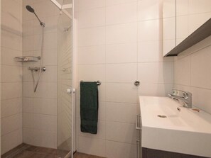 Bathroom - Charming single-storey bungalow for 3. (Heesch)