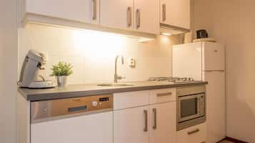 Réfrigérateur, micro-ondes, plaque de cuisson, lave-vaisselle