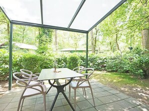 Outdoor dining - Detached lodge with pond view for 4 (Heesch)