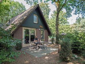 Outdoor dining - Detached lodge with pond view for 4 (Heesch)