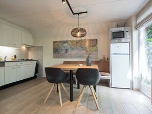 Réfrigérateur, micro-ondes, plaque de cuisson, lave-vaisselle