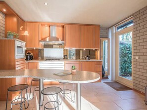 Réfrigérateur, micro-ondes, plaque de cuisson, lave-vaisselle