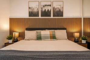 Iron/ironing board, WiFi, bed sheets - Moody Luxe Designer Retreat | 5 mins CBD & Casino (Southbank)