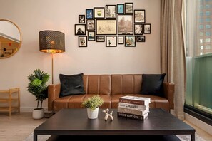 TV - Moody Luxe Designer Retreat | 5 mins CBD & Casino (Southbank)