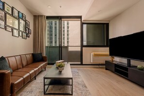 TV - Moody Luxe Designer Retreat | 5 mins CBD & Casino (Southbank)