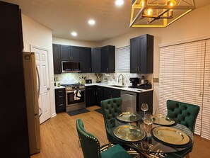 Private kitchen - ICON. House by DavDeme Luxury Stays (Union City)