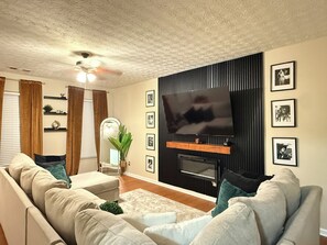 Living area - ICON. House by DavDeme Luxury Stays (Union City)