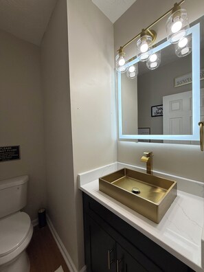 Shower, hair dryer, towels, soap - ICON. House by DavDeme Luxury Stays (Union City)