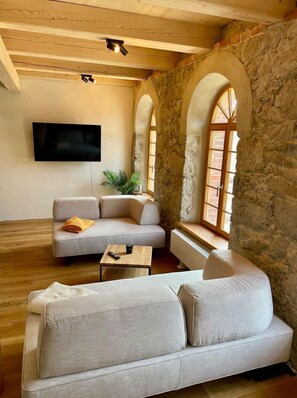 Apartment | Living room - Galeriewohnung mit 7 m Raumhohe, Whirlwanne & Kamin - Best Price! (Grossharthau)