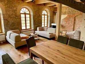 Apartment | Interior - Galeriewohnung mit 7 m Raumhohe, Whirlwanne & Kamin - Best Price! (Grossharthau)