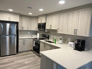 Private kitchen - New Cozy 1 BR 1 Bath, 2 Guest (Calgary)