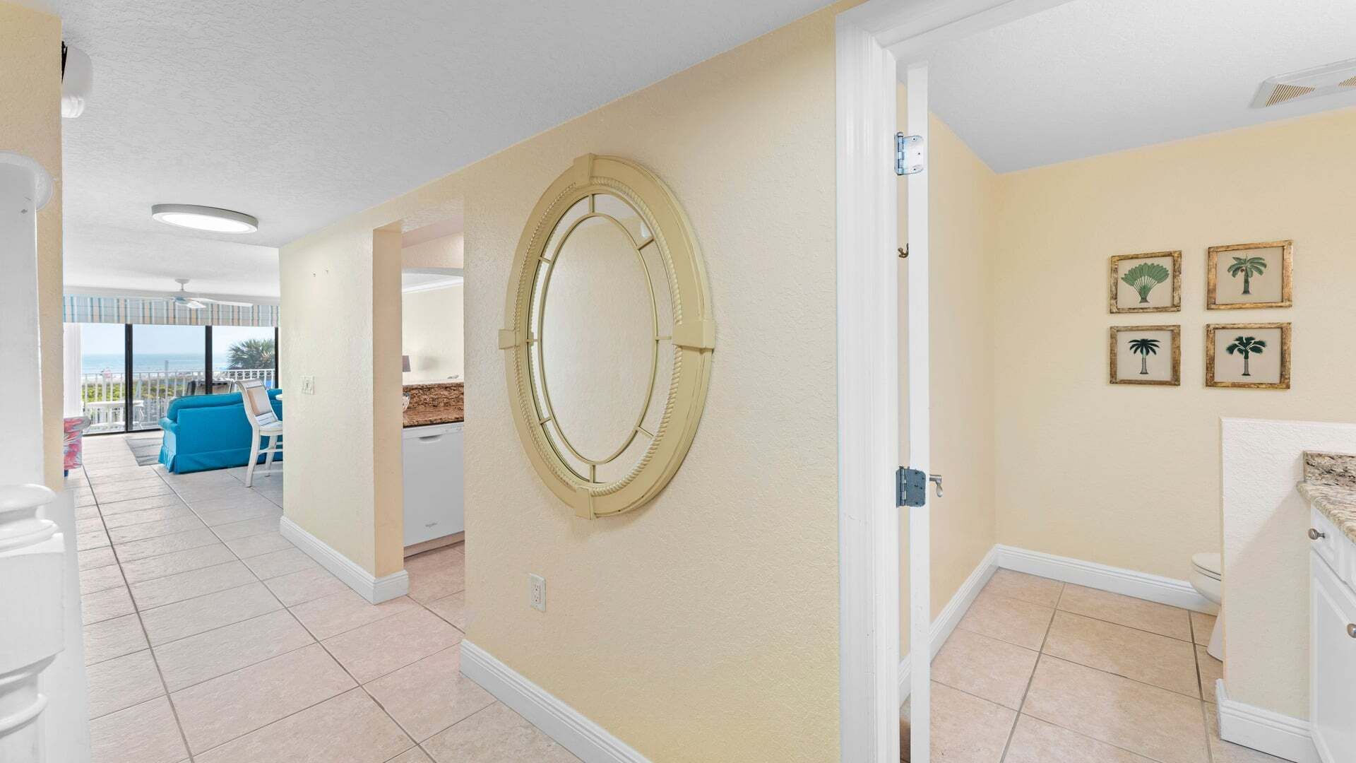 Direct Oceanfront Split-Level Condo, Unit #217 | 起居區 | 50-吋電視，提供有線頻道