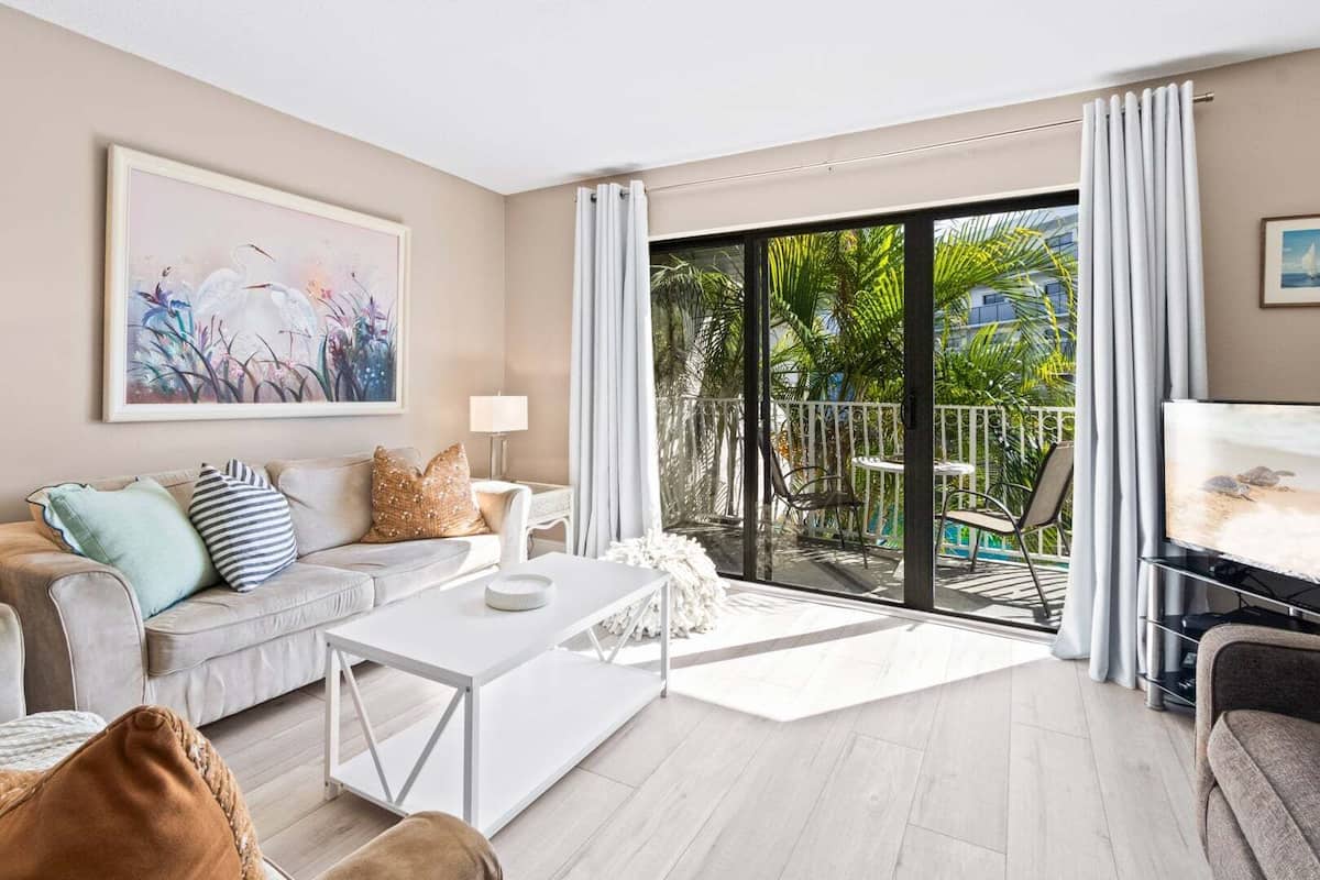 Two-Story Pool View Condo, Unit #206 | 거실 공간 | 케이블 채널 시청이 가능한 50인치 TV