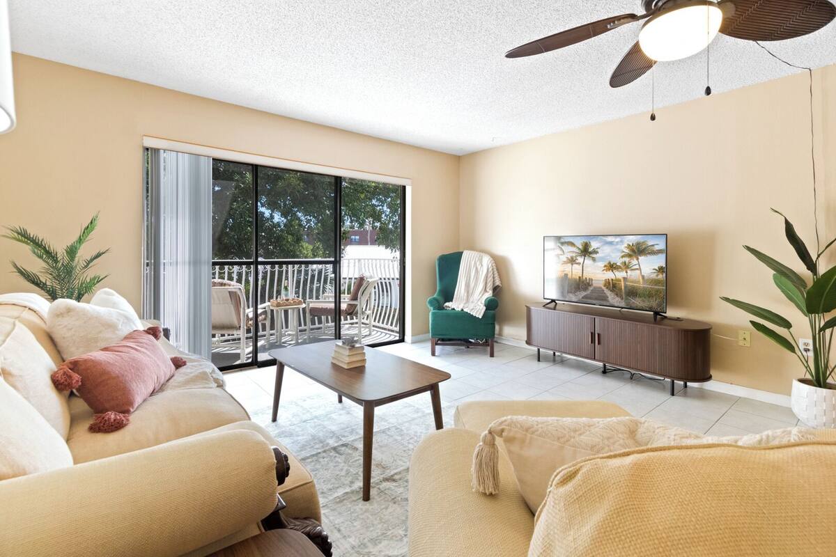 Split-Level Garden View Condo, Unit #202 | 숙박 시설 정면