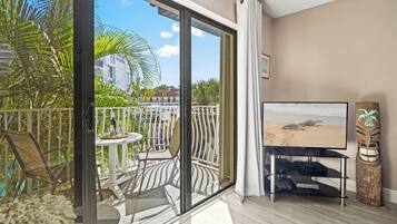 Two-Story Pool View Condo, Unit #206 | Terrasse/Patio