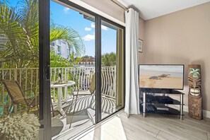 Two-Story Pool View Condo, Unit #206 | Terrasse/Patio