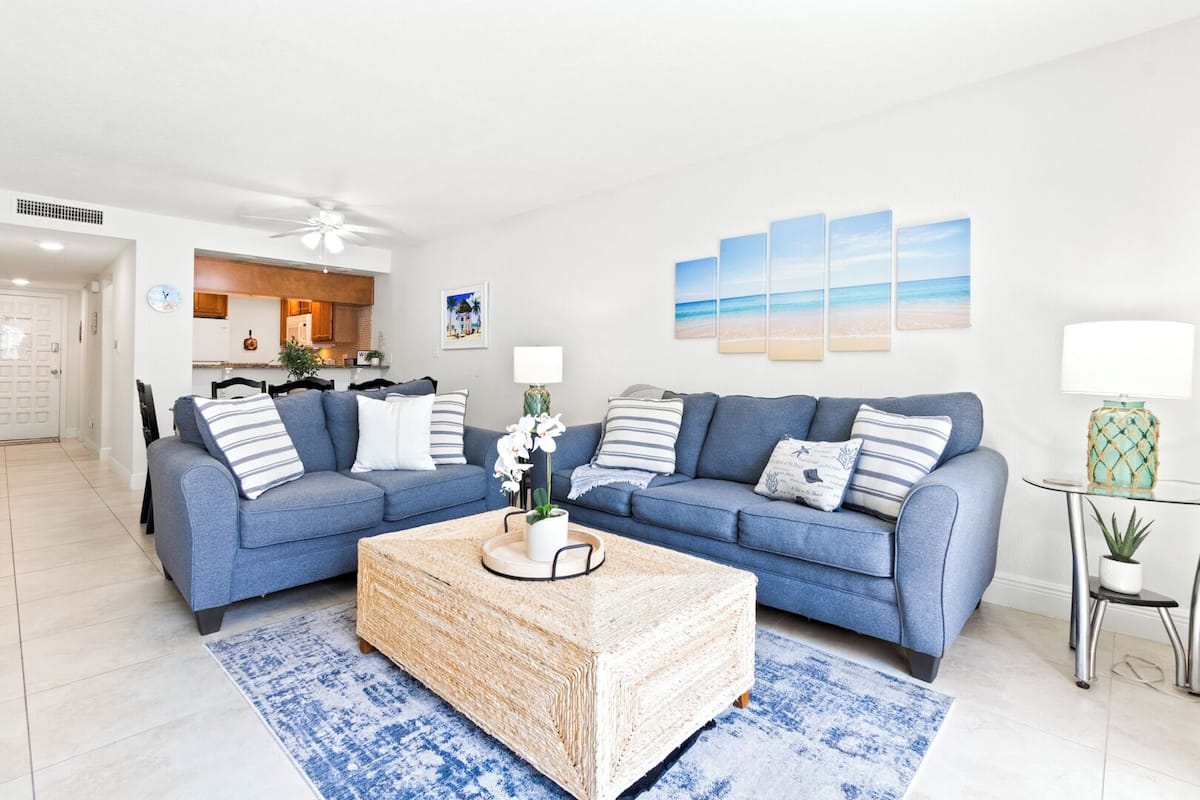 Partial Ocean View Split-Level Condo, Unit #210 | 거실 공간 | 케이블 채널 시청이 가능한 50인치 TV