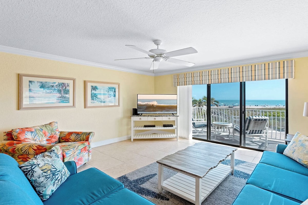 Direct Oceanfront Split-Level Condo, Unit #217 | 거실 공간 | 케이블 채널 시청이 가능한 50인치 TV