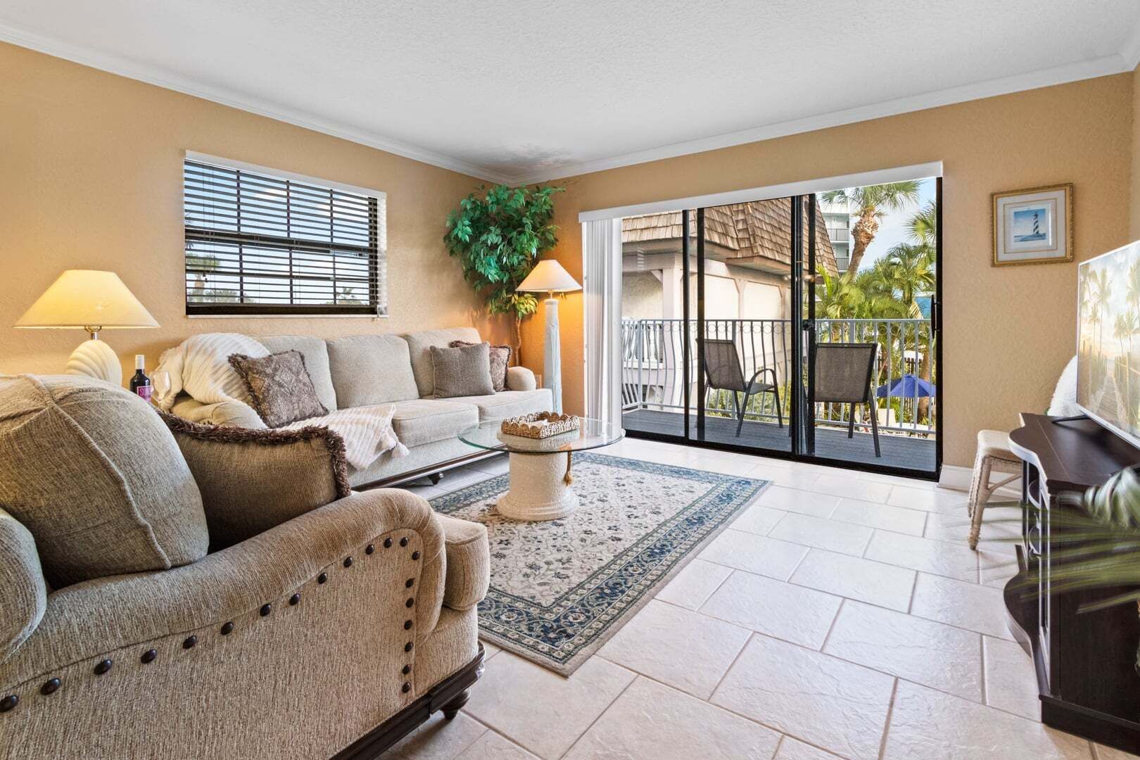Two-Story Pool View Condo, Unit #208 | Área de estar | TV 50 polegadas com canais a cabo