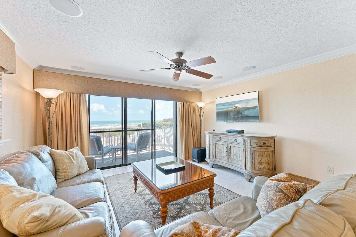 Direct Oceanfront Split-Level Condo, Unit #218 | 거실 공간 | 케이블 채널 시청이 가능한 50인치 TV