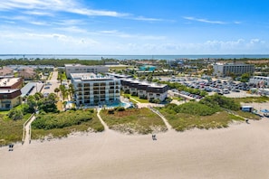 Ubicación a pie de playa, arena blanca y toallas de playa