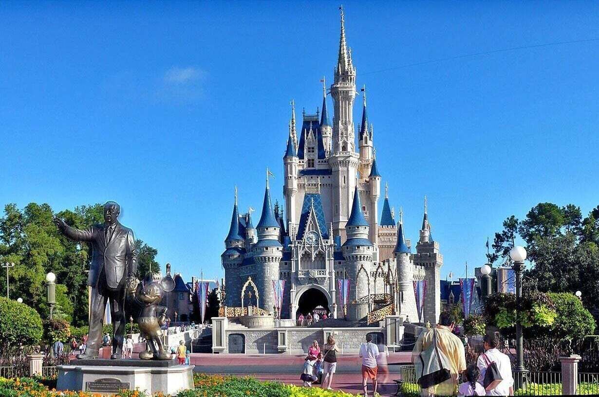 Une structure ressemblant à un château, dotée de plusieurs tours et d’une entrée centrale.