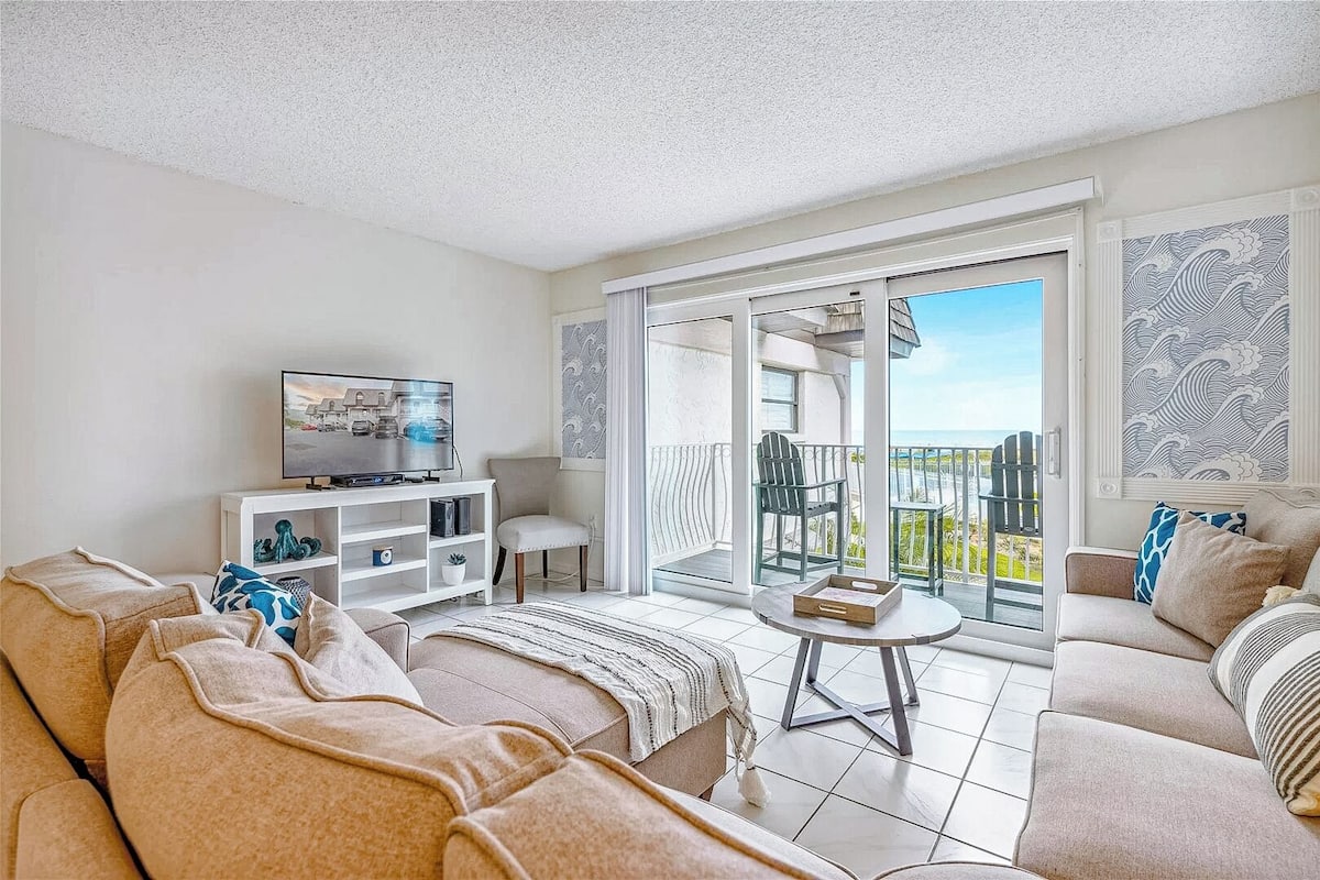 Ocean View Split-Level Condo, Unit #214 | 거실 공간 | 케이블 채널 시청이 가능한 50인치 TV