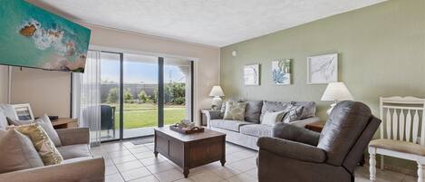Ground Floor Condo with Walk-Out Patio, Unit #108 | Coin séjour