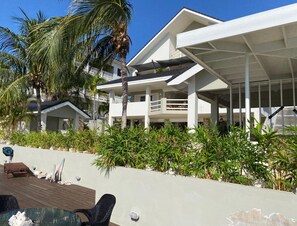 Villa | Garden - Romantic Waterfront Villa for 6 (Willemstad)