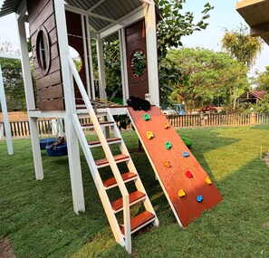 Loft, 1 cama King e sofá-cama, cozinha americana, vista para a piscina | Área infantil