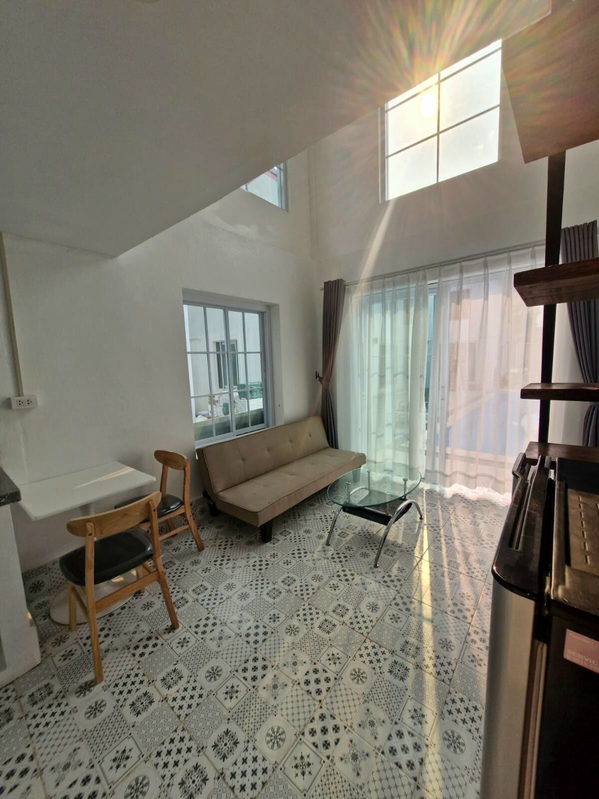 Loft, 1 King-Bett und Schlafsofa, Kochnische, Poolblick | Wohnbereich