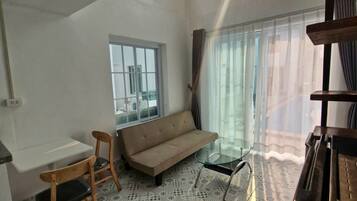 Loft, 1 King-Bett und Schlafsofa, Kochnische, Poolblick | Wohnbereich