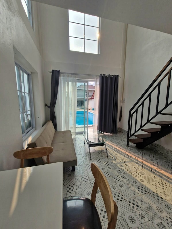 Loft, 1 cama King e sofá-cama, cozinha americana, vista para a piscina | Parte interna