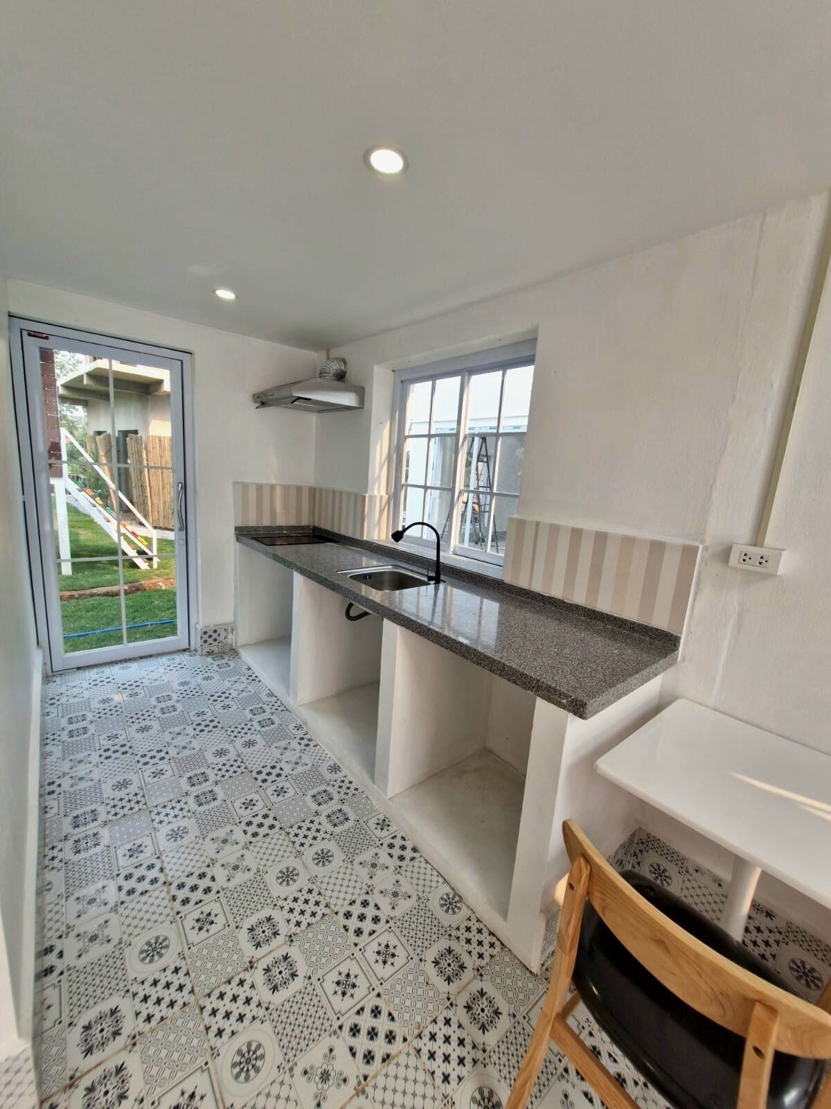 樓中樓客房, 1 張特大雙人床及 1 張梳化床, 小廚, 泳池景 | 內部