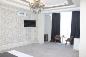 Chambre Double Supérieure, vue ville | Coffres-forts dans les chambres, bureau